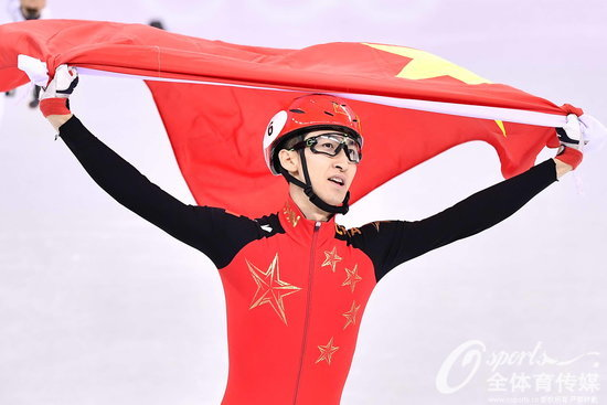 武大靖賽后披國(guó)旗慶祝勝利。